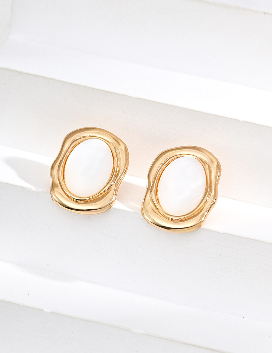 【Full Moon Jewelry】Decision Shield Earrings