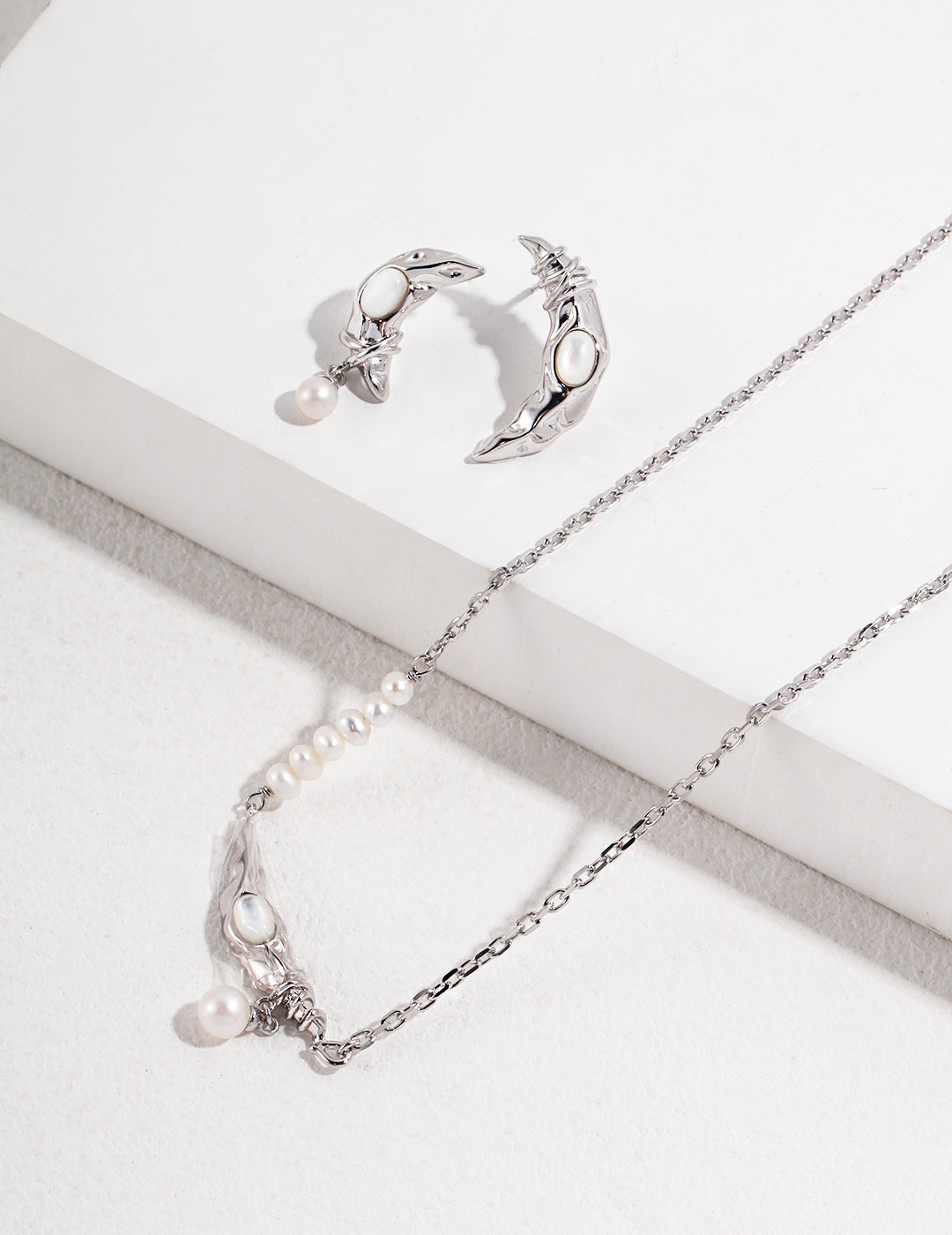 Waxing Crescent Glow Necklace|S925 Silver Moon Phase Jewelry in Vintage Gold