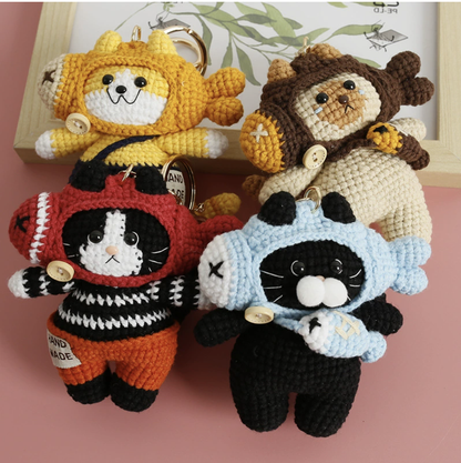 Handcrafted Fish-Head Kitty Crochet Keychain – Artistic Yarn Animal Bag Accessory