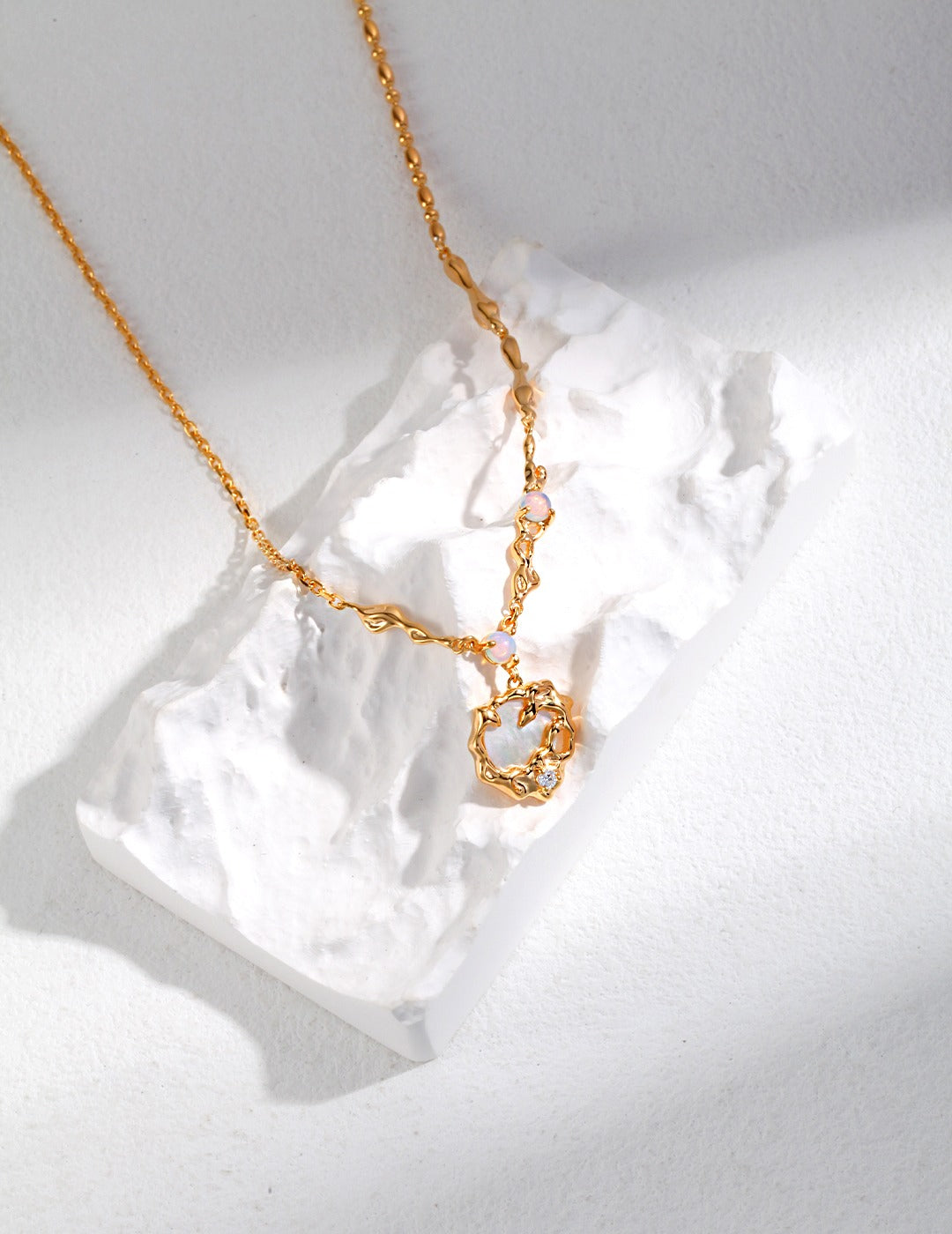 Full Moon Blossom Necklace｜S925 Silver Moon Phase Jewelry in Vintage Gold